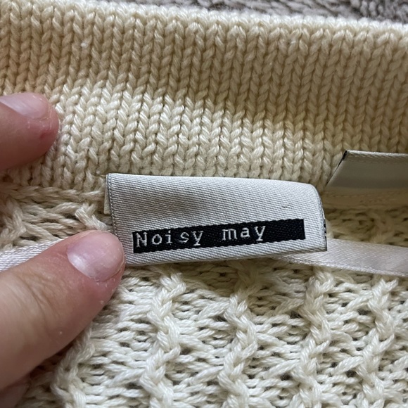 Soft knitted cardigan - Picture 2 of 3